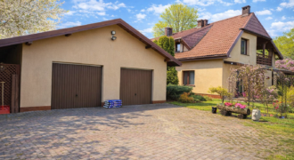 Działka inwestycyjna z dużym domem w Błoniu