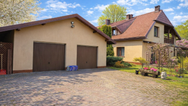 Działka inwestycyjna z dużym domem w Błoniu