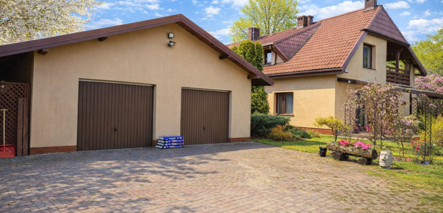 Działka inwestycyjna z dużym domem w Błoniu