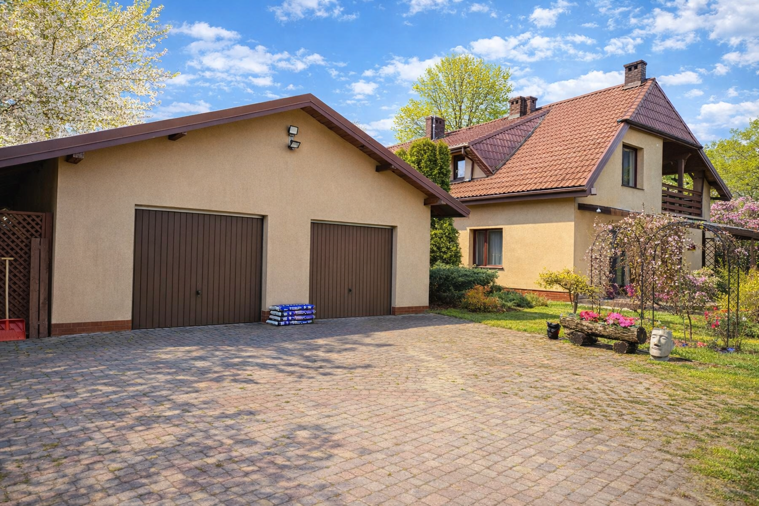 Działka inwestycyjna z dużym domem w Błoniu