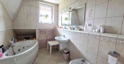 Działka inwestycyjna z dużym domem w Błoniu