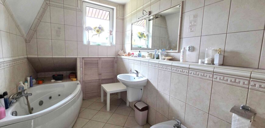 Działka inwestycyjna z dużym domem w Błoniu