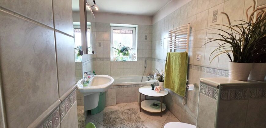 Działka inwestycyjna z dużym domem w Błoniu