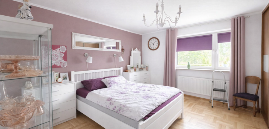 Działka inwestycyjna z dużym domem w Błoniu