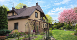 Działka inwestycyjna z dużym domem w Błoniu