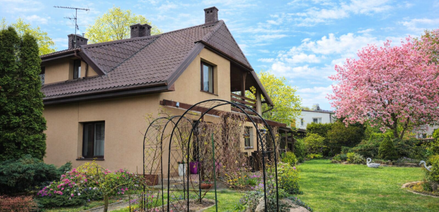 Działka inwestycyjna z dużym domem w Błoniu