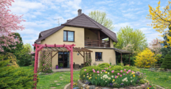 Działka inwestycyjna z dużym domem w Błoniu