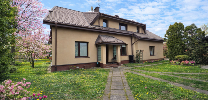 Działka inwestycyjna z dużym domem w Błoniu