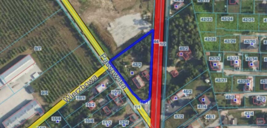 Działka inwestycyjna z dużym domem w Błoniu